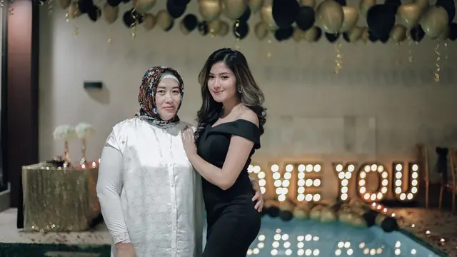 6 Potret Kebersamaan Ochi Rosdiana dan Ibunda, Selalu Kompak
