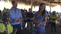 Pangeran William dan Kate Middleton tersenyum saat mereka tiba di Hopkins Village, Belize pada 20 Maret 2022. (JOHAN ORDONEZ / AFP)