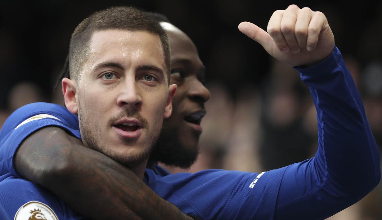 Gelandang Chelsea, Eden Hazard, merayakan gol yang dicetaknya ke gawang Newcastle pada laga Premier League di Stadion Stamford Bridge, London, Sabtu (2/12/2017). Chelsea menang 3-1 atas Newcastle. (AFP/Daniel Leal-Olivas)