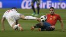 Gelandang Swiss, Steven Zuber, berebut bola dengan gelandang Spanyol, Koke, pada laga persahabatan di Stadion La Ceramica, Vila-real, Minggu (3/6/2018). Kedua negara bermain imbang 1-1. (AFP/Jose Jordan)