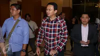 Cagub DKI Jakarta, Basuki Tjahaja Purnama (tengah) bersiap menghadiri Urun Rembuk Iluni UI di Grand Sahid Jaya, Jakarta, Kamis (12/1). Urun rembuk berlangsung tertutup. (Liputan6.com/Helmi Fithriansyah)