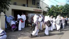Bahkan Bupati Purwakarta dan warga Muslim sekitar turut mempersiapkan perayaan Natal. 