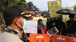 Peserta Aksi Kamisan ke-598 saat berunjuk rasa di depan Istana Merdeka, Jakarta, Kamis (22/8/2019). Aksi Kamisan ke-598 mengangkat permasalahan dan meminta pemerintah menghentikan kasus Rasisme, Kekerasan dan Diskriminasi yang terjadi di Papua. (Liputan6.com/Helmi Fithriansyah)