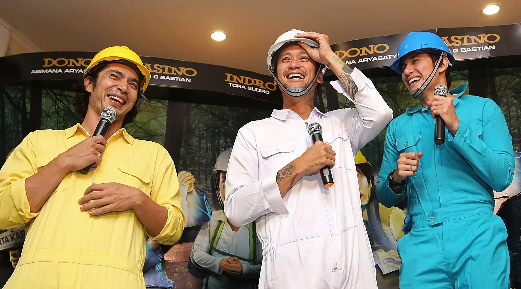 “Tapi cara memberi tahunya sekarang lebih gampang karena jelas kelihatan gitu gue pakai, gue masuk (penjara), terus gitu deh. Dengan anak ngelihat, gue yakin mereka nggak akan melakukan yang sama," tambahnya. (Bambang E.Ros/Bintang.com)