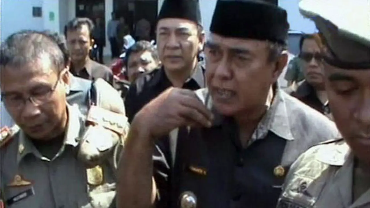 bupati-pandeglang-lip-malam-140610