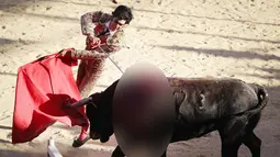 Seorang matador menikamkan pedangnya kepada seekor banteng dalam pertandingan manusia melawan banteng di Tijuana, Meksiko, Minggu (8/4). Adu banteng dengan manusia dibawa ke Meksiko oleh para conquistador Spanyol. (Mario Tama/Getty Images/AFP)