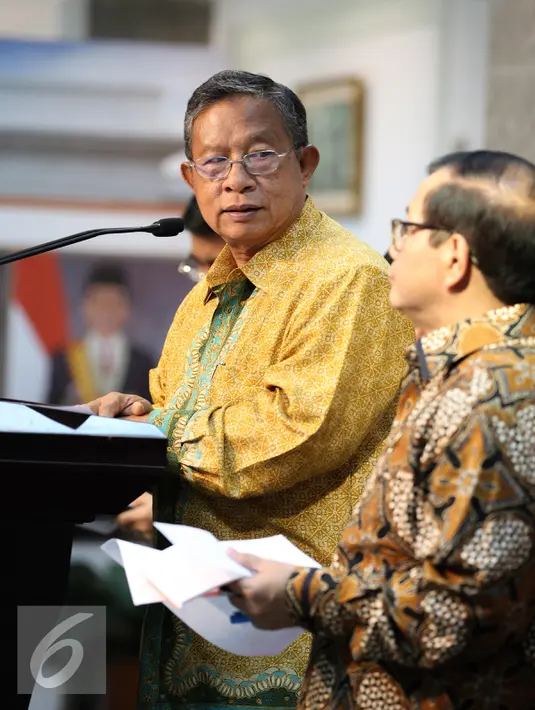 Menko bidang Perekonomian Darmin Nasution memberikan keterangan pers terkait kebijakan ekonomi tahap II, Jakarta, Selasa (29/9/2015). Paket kebijakan tahap dua difokuskan pada industri, keuangan dan ekspor. (Liputan6.com/Faizal Fanani)