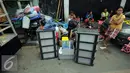 Sejumlah barang rumah tangga milik warga Kampung Pulo Jakarta diletakkan di sisi Jalan Jatinegara Barat, Jumat (21/8/2015). Pemprov DKI Jakarta merelokasi pemukiman padat di bantaran Kali Ciliwung ke Rusunawa Jatinegara. (Liputan6.com/Helmi Fithriansyah)