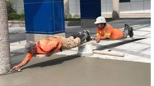 6 Potret Kerja Sama Tukang Bangunan Ini Totalitas Banget