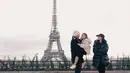 Tak sampai disitu saja, bahkan ketiganya kembali mengenang momen saat berada di Paris beberapa tahun lalu. Gading bahkan turut mengunggah foto lawasnnya sebagai perbandingan di media sosial. (Liputan6.com/IG/@gadiiing)