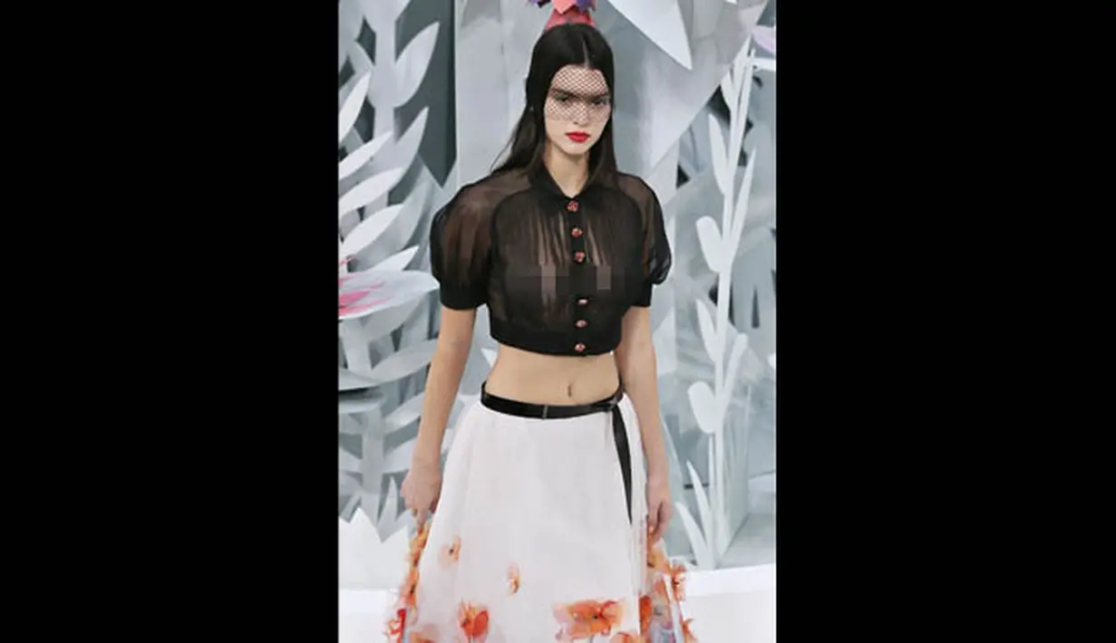 Kendall Jenner mengenakan setelan brand terkenal Channel saat lenggak-lenggok di catwalk acara Paris Fashion Week Haute Couture Spring/Summer 2015 di Prancis, Selasa (27/1). (AFP PHOTO/Patrick KOVARIK)