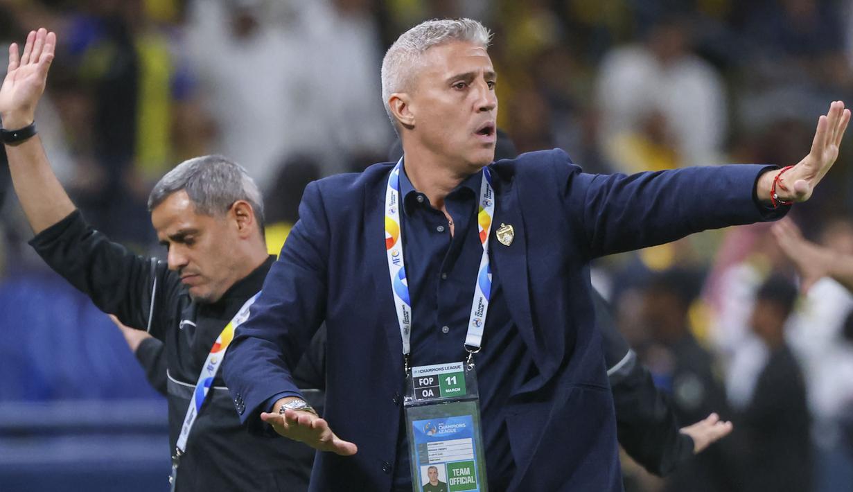 Pelatih Al-Ain, Hernan Crespo, memberikan arahan kepada anak asuhnya saat melawan Al-Nassr di Liga Champions Asia 2023/2024 di Al-Awal Park Stadium, Selasa (12/3/2024). (AFP/Fayez Nureldine)