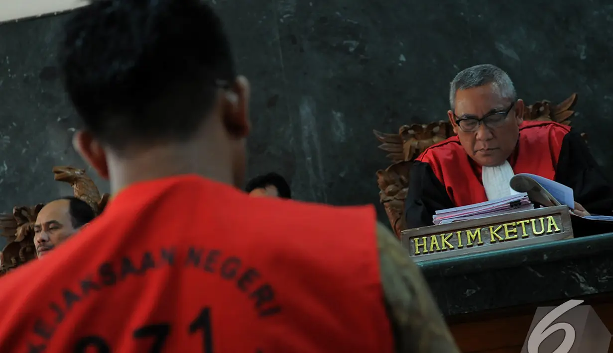 Hakim memeriksa tanggapan jaksa terkait pembelaan Ahmad Imam Al-Hafitd seminggu yang lalu, Pengadilan Negeri Jakarta Pusat, Selasa (18/11/2014). (Liputan6.com/Faisal R Syam)
