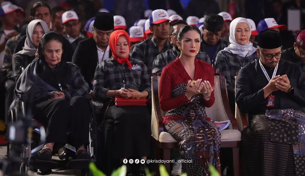 Krisdayanti mengucap terima kasih kepada sang ibunda, Rachma Widadiningsih, yang telah mendampingi di debat perdana ini. Ia bersyukur telah dilahirkan di Kota Batu.  Kini, istri Raul Lemos itu kembali ke Batu untuk mengabdi dan berkontribusi bagi kemajuan tanah kelahirannya. (Liputan6.com/IG/@krisdayanti_official)