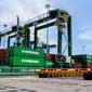 Suasana bongkar muat di Terminal Petikemas Kalibaru, Pelabuhan Utama Tanjung Priok atau New Priok Container Terminal (NPCT) 1, Jakarta, Selasa (13/9). (Liputan6.com/Faizal Fanani)