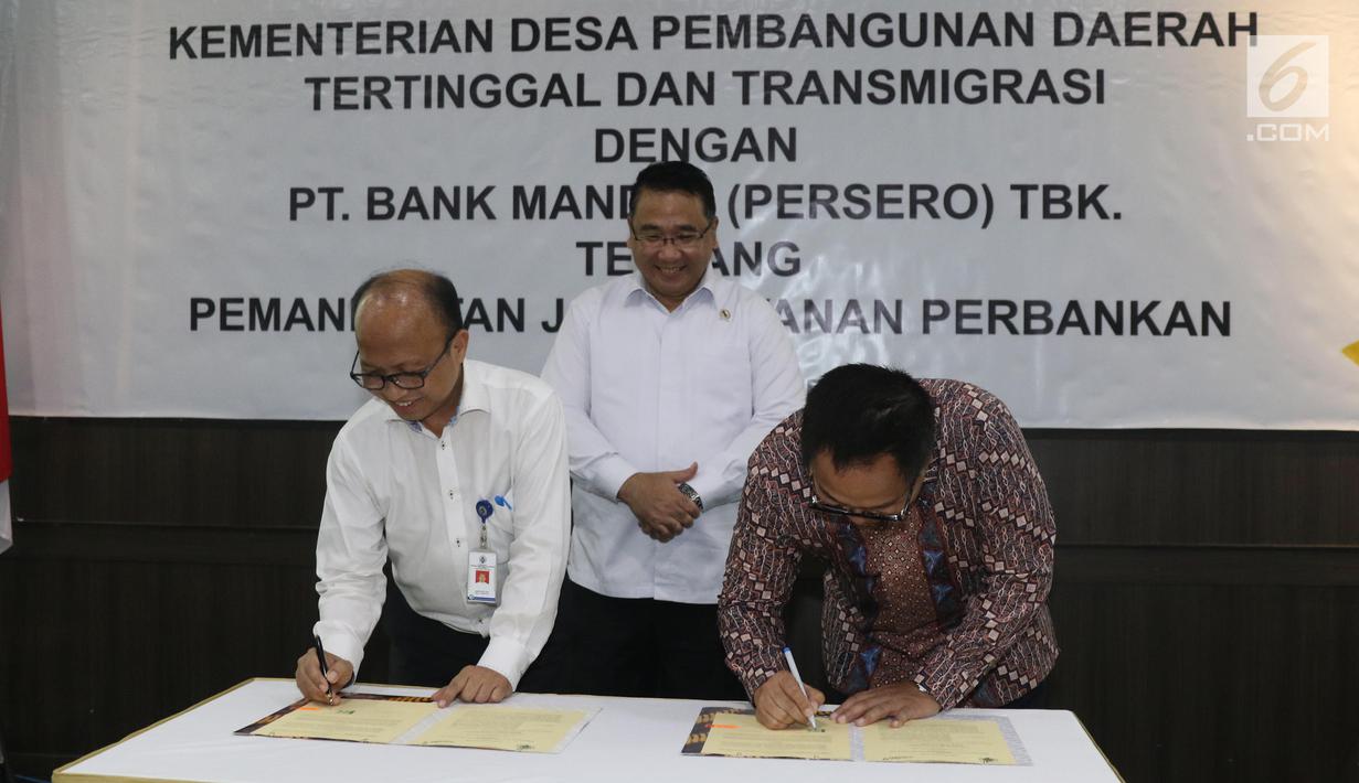 Mendes PDTT Eko Putro Sandjojo (tengah) menyaksikan Sekjen Kemendes PDTT Anwar Sanusi (kiri) dan Dirut Bank Mandiri Kartika Wirjoatmodjo (kanan) menandatangani berkas kerja sama di Kantor Kemendes PDTT, Jakarta, Senin (30/9/2019). (Liputan6.com/Angga Yuniar)