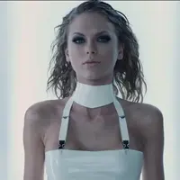 Taylor Swift (via popsugar.com)