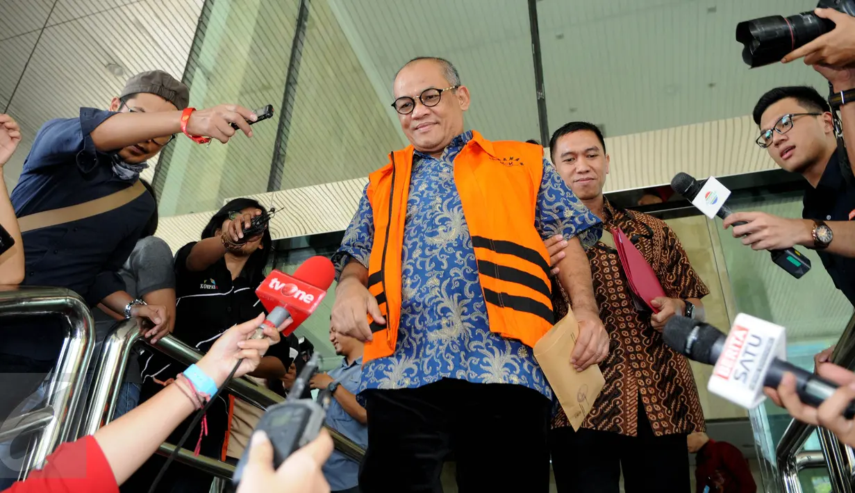 Pengusaha Yogan Askan usai menjalani pemeriksaan perdana di gedung KPK, Jakarta, Jumat (15/7). Nilai suap terjadi dalam proyek senilai Rp 300 miliar untuk pembangunan 12 ruas jalan. (Liputan6.com/Helmi Afandi)