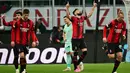 Penyerang AC Milan, Olivier Giroud (kedua kanan) melakukan selebrasi setelah mencetak gol saat pertandingan leg pertama Babak 16 Besar Liga Europa 2023/2024 melawan SK Slavia Praha di Stadion San Siro, Milan pada 7 Maret 2024. (GABRIEL BOUYS/AFP)