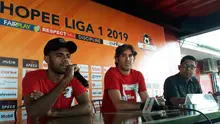 Pelatih Bali United Stefano Cugurra 'Teco' (tengah) dan Yabes Roni Malaifani pada konferensi pers jelang laga Shopee Liga 1 2019 melawan Bhayangkara FC. (Liputan6.com/Dewi divianta)