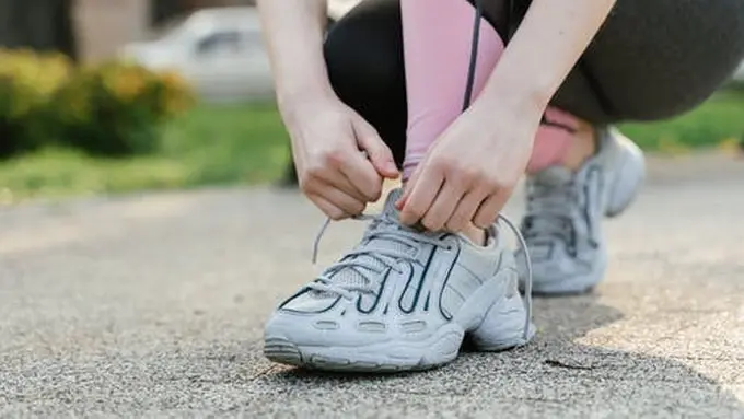 Mencoba Sepatu pada Pagi Hari