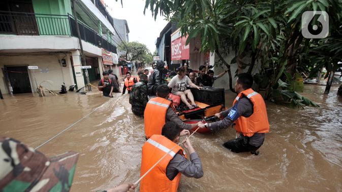 Petugas gabungan mengevakuasi warga saat banjir merendam permukiman Cipinang Melayu, Jakarta, Rabu (1/1/2020). Ratusan rumah warga di Kelurahan Cipinang Melayu terendam banjir hingga ketinggian leher orang dewasa sejak dini hari tadi dan telah menewaskan dua warga. (merdeka.com/Iqbal S Nugroho)