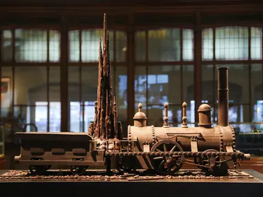 Cokelat berbentuk kereta terlihat dalam pameran Choco Loco di Train World Museum (Museum Dunia Kereta) yang berada di Brussel, Belgia (15/12/2020). Choco Loco adalah sebuah pameran yang menampilkan berbagai patung dari cokelat bertema kereta api. (Xinhua/Zheng Huansong)