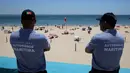 Petugas Otoritas Maritim mengawasi Pantai Torre di Oeiras, Lisbon, Portugal (6/6/2020). Presiden Marcelo Rebelo de Sousa dan PM Antonio Costa mengimbau rakyat Portugal agar "bepergian dengan aman" dan menikmati musim berenang, meski pada pekan ini wabah COVID-19 masih merebak. (Xinhua/Petro Fiuza)