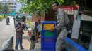 Petugas Satpol PP membantu warga untuk memindahkan barang-barangnya setelah Pemprov DKI memberikan SP2 untuk segera mengosongkan dan meninggalkan rumah mereka di kawasan Pasar Ikan, Penjaringan, Jakarta, Rabu (6/4). (Liputan6.com/Yoppy Renato)