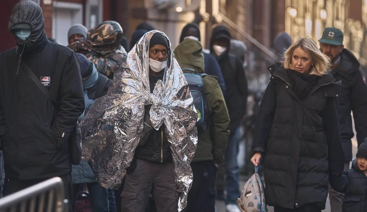 Para migran dikirim ke sebuah bekas sekolah di East Village untuk mengajukan permohonan kembali untuk mendapatkan tempat tinggal setelah masa 30 hari mereka di sistem penampungan kota New York berakhir. (AP Photo/Andres Kudacki)