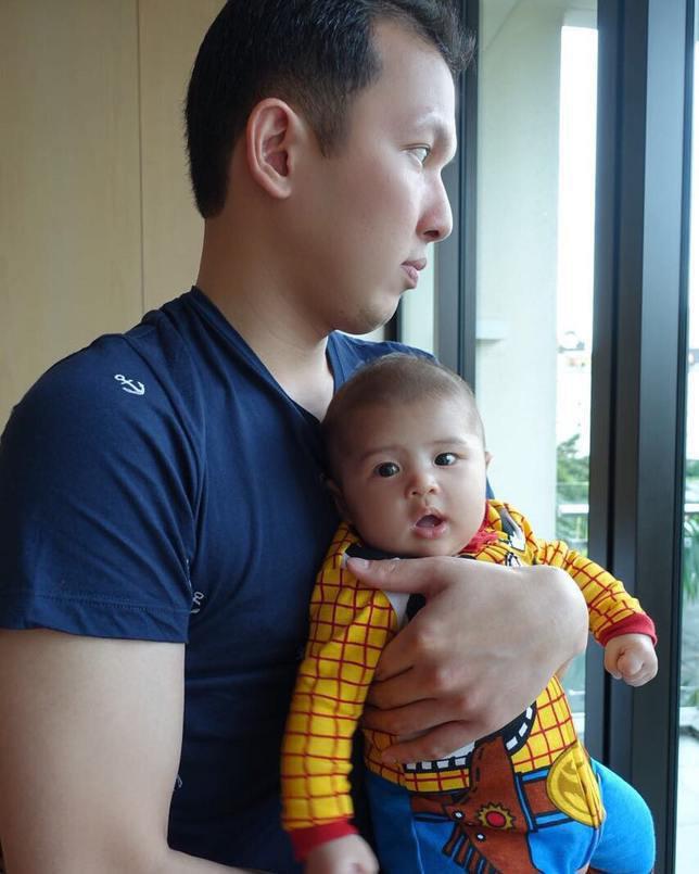 Baby Raphael terdiam manis dalam gendongan sang paman. Credit: via instagram.com/sandradewi88