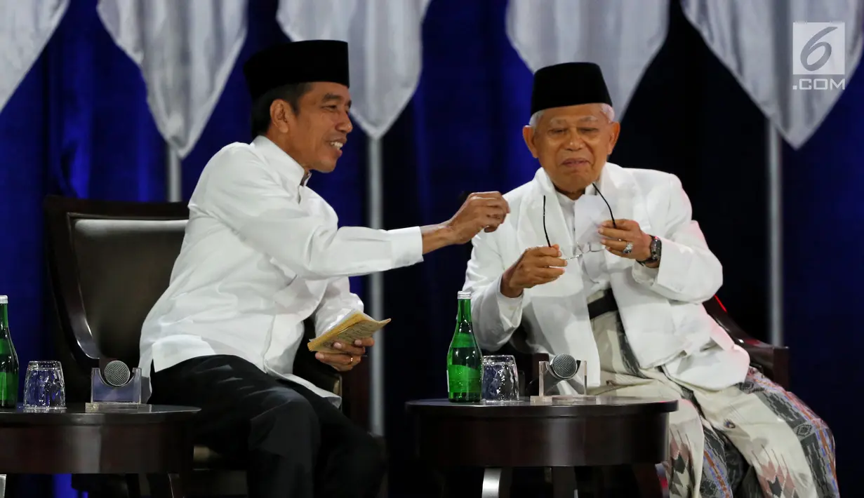 Capres nomor urut 01 Joko Widodo dan Cawapres Ma'ruf Amin saat Debat Pilpres 2019 kelima di Jakarta, Sabtu (13/4). Debat kelima merupakan debat terakhir dalam masa kampanye dan mengambil tema Ekonomi, Kesejahteraan Sosial, Keuangan dan Investasi. (Liputan6.com/Johan Tallo)