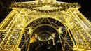 Orang-orang berjalan melewati sejumlah instalasi Natal yang diterangi lampu di Warsawa, Polandia, pada 5 Desember 2020. Dinyalakannya lampu pohon Natal besar di Castle Square di Warsawa pada Sabtu (5/12) menandai pembukaan resmi musim Natal di Polandia. (Xinhua/Jaap Arriens)