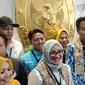 Paslon Eti Herawati-Suhendrik memberi keterangan pers usai mendaftar ke KPU Kota Cirebon pada Pilkada Serentak 2024. Foto (Liputan6.com / Panji Prayitno)