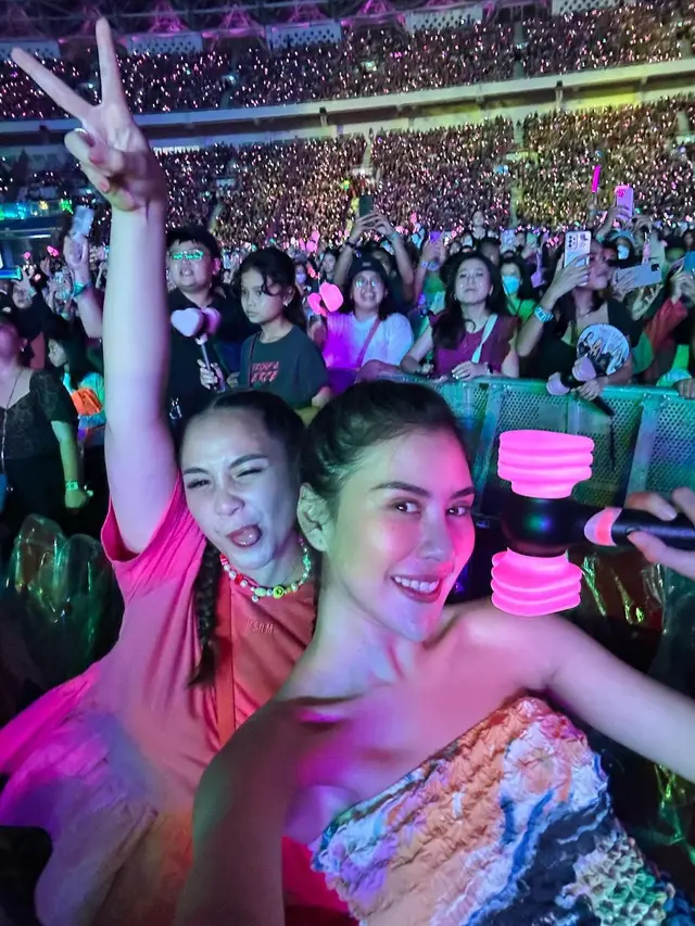 Keseruan Para Artis Nonton Konser BLACKPINK