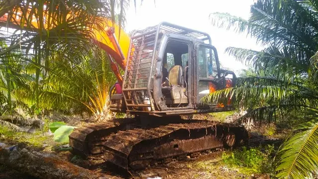 Alat berat yang digunakan pelaku perambahan Suaka Margasatwa Giam Siak Kecil untuk membuka kebun sawit.