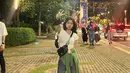 Afiqah yang saat ini berusia 16 tahun memang gaya outfitnya simpel tapi menawan. Perempuan yang turut bintangi sinetron berjudul Cerita Putih Abu-Abu ini memang sangat aktif di kesehariannya. Tak ayal berbagai kegiatan pun dilakukannya untuk mengisi waktu luang. (Liputan6.com/IG/amaninaafiqah)