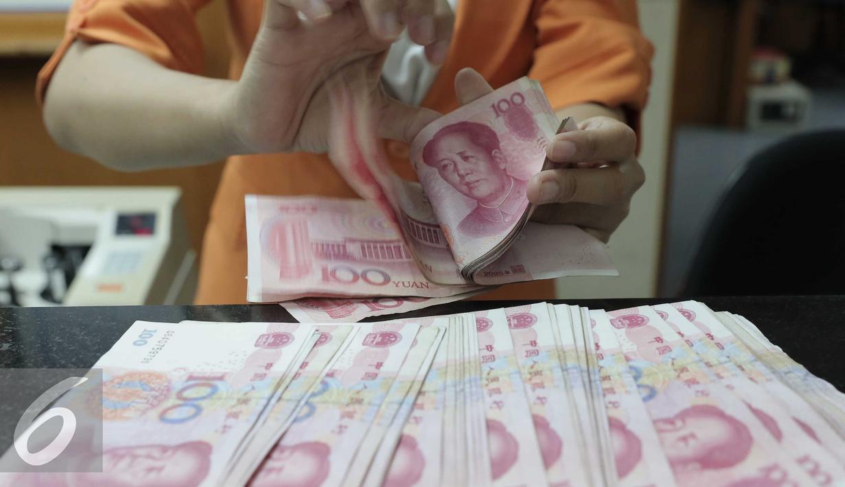 Seorang teller menghitung mata uang Yuan di Jakarta, Senin (30/11). Dana Moneter Internasional (IMF), Senin (30/11), resmi memasukan yuan, atau renminbi, ke dalam special drawing rights (SDR) sebagai mata uang elite dunia. (Liputan6.com/Angga Yuniar)