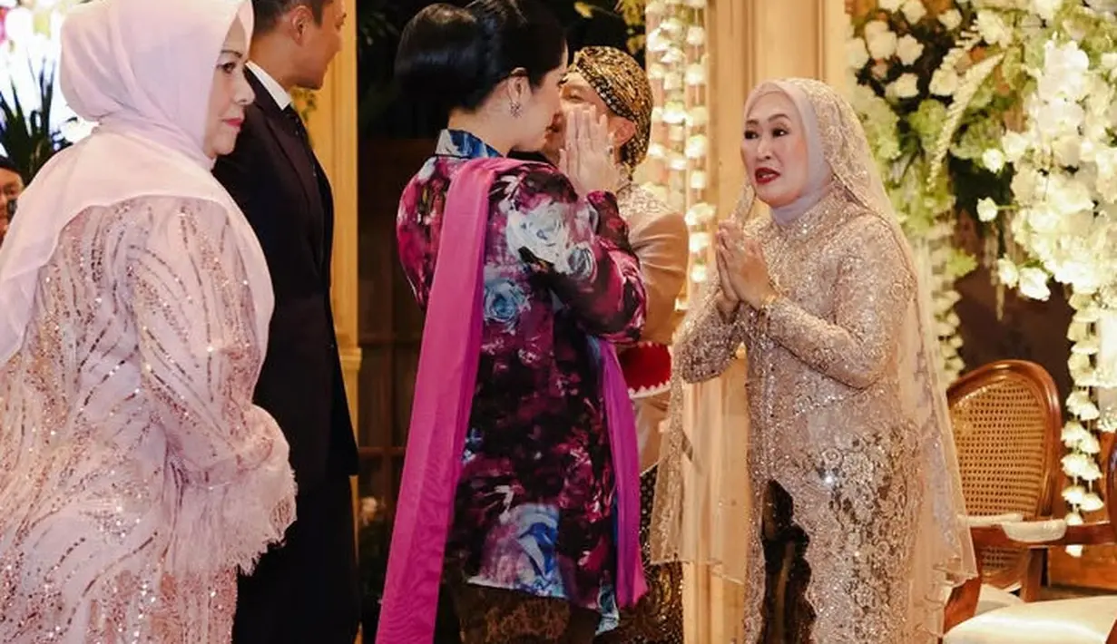 AHY tampil mengenakan setelan jas hitam dengan inner kemeja putih. Dipadukan celana hitam panjangnya. [@annisayudhoyono]