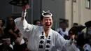Seorang penari wanita menghibur penonton selama festival tari Koenji Awa-Odori di kawasan Koenji, Tokyo pada 24 Agustus 2019. Ribuan orang menyaksikan tontonan musim panas yang diadakan pada akhir pekan terakhir bulan Agustus setiap tahun selama dua hari. (AP/Jae C. Hong)