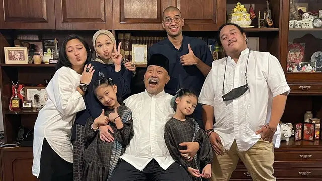 Momen Indro Warkop dan kelurga merayakan Lebaran 2022. (Instagram @indrowarkop_asli)