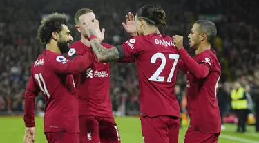 Para pemain Liverpool merayakan setelah bek Leicester City Wout Faes mencetak gol bunuh diri melewati kipernya pada pertandingan pekan ke-18 Liga Inggris di Stadion Anfield, Sabtu (31/12/2022) dini hari WIB. Liverpool mengalahkan Leicester City dengan skor 2-1. (AP Photo/Jon Super)