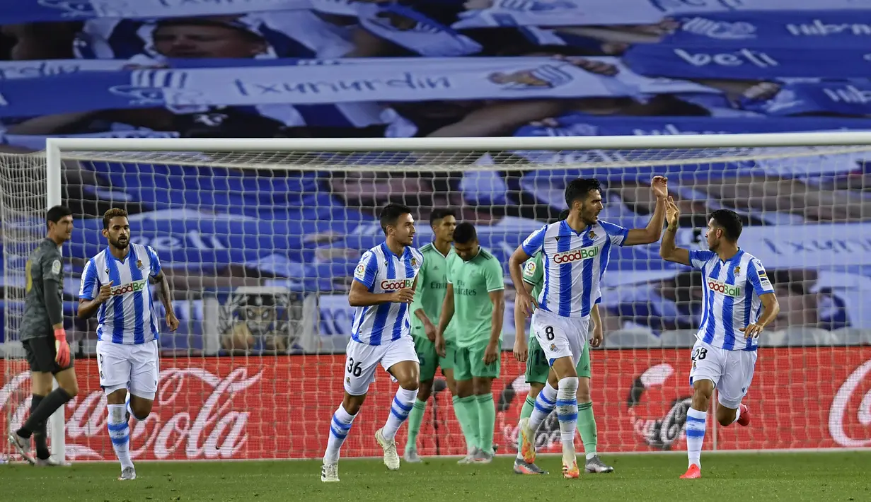 Pemain Real Sociedad, Mikel Merino, melakukan selebrasi usai membobol gawang Real Madrid pada laga La Liga di Reale Seguros Stadium, Minggu (21/6/2020). Real Madrid menang 2-1 atas Real Sociedad. (AP Photo/Alvaro Barrientos)