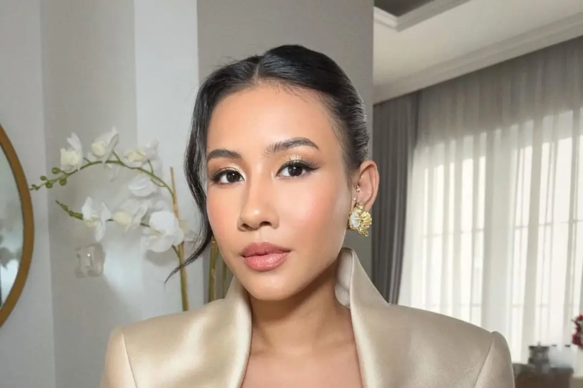 Pesona Shenina Cinnamon dengan Riasan Natural Flawless dan Nuansa Emas, Istri Angga Yunanda Makin Memukau
