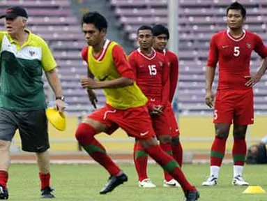 Gaya pelatih Timnas Indonesia Wim Rijsbergen (kiri) ketika memimpin latihan anak-anak asuhnya di Stadion Utama Gelora Bung Karno, Jakarta, 19 Juli 2011. FOTO ANTARA/Puspa Perwitasari
