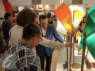 Pengunjung melihat produk-produk yang di pamerkan saat Trade Expo Indonesia 2015 di Jakarta, Rabu (21/10/2015). Pameran menghadirkan usaha skala mikro, kecil, menengah hingga besar, pameran berlangsung dari 21-25 Oktober 2015. (Liputan6.com/Faizal Fanani)