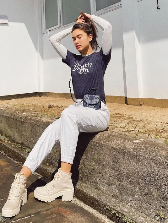 <p>Tampil menonjol ala Yasmin Napper dengan chunky boots. (Instagram @yasminnapper)</p>