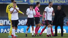 Para pemain AC Milan meninggalkan lapangan usai takluk dari Hellas Verona pada lanjutan Serie A Italia di Bentegodi stadium, Verona, (17/12/2017). MIlan kalah 0-3.  (Simone Venezia/ANSA via AP)