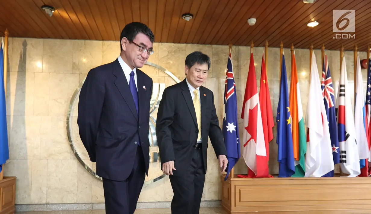 Sekjen ASEAN, Lim Jock Hoi (kanan) menerima kunjungan Menteri Luar Negeri Jepang, Taro Kono di Gedung Sekretariat ASEAN, Jakarta, Selasa (26/6). Pertemuan keduanya menandai hubungan Jepang dan ASEAN yang ke-45. (Liputan6.com/Angga Yuniar)