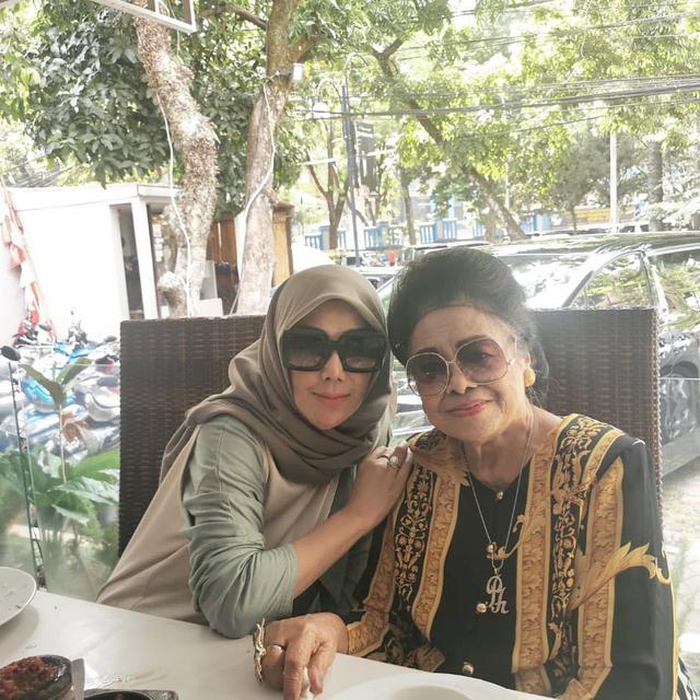 Bergaya Glamor, Ini 6 Potret Mamih Popon Nenek Raffi Ahmad